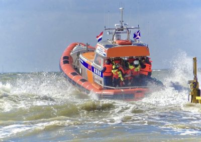 reddingboot in actie met redders aan boord na afvaart in de zee
