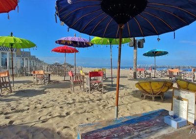 strandpaviljoen met fel gekleurde parasols