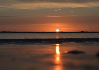 zonsondergang avondrood in zee spiegelend op water